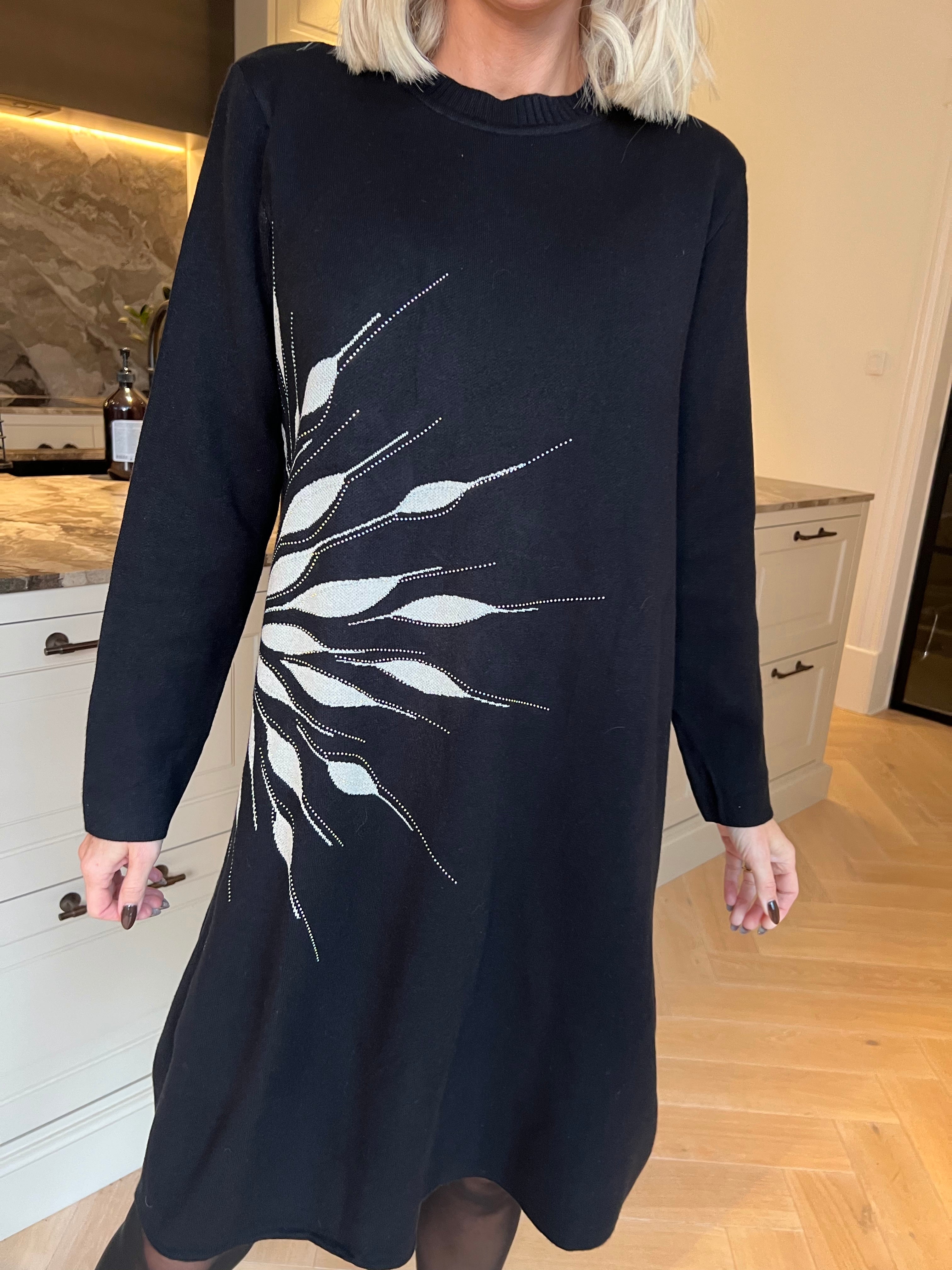 Lucille - Blød plus size strikkjole i en behagelig viskoseblanding med blomstermotiv foran